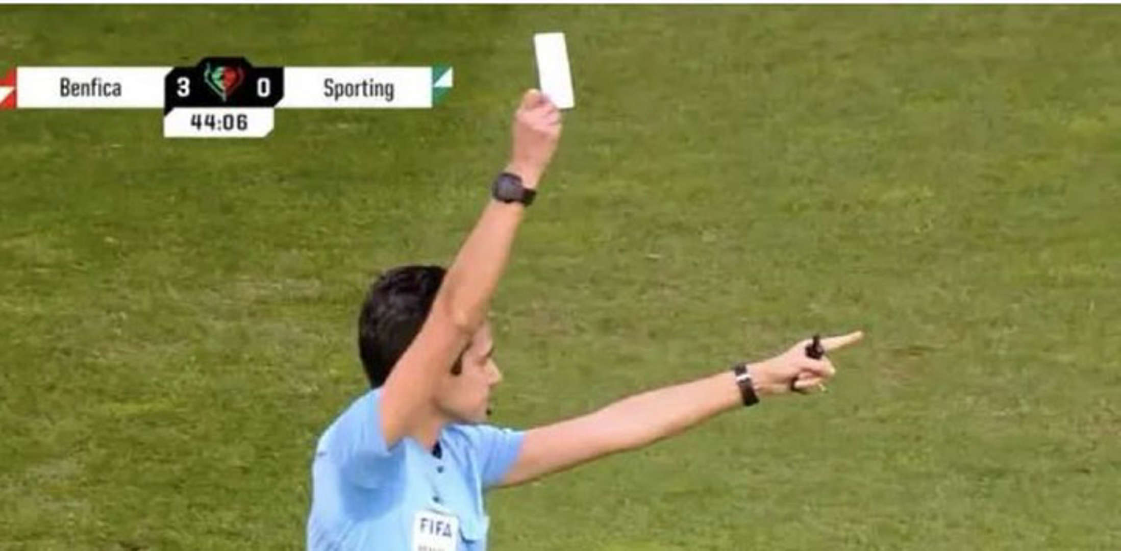 Sejarah Baru di Sepak Bola, Kini Wasit Punya Kartu Putih